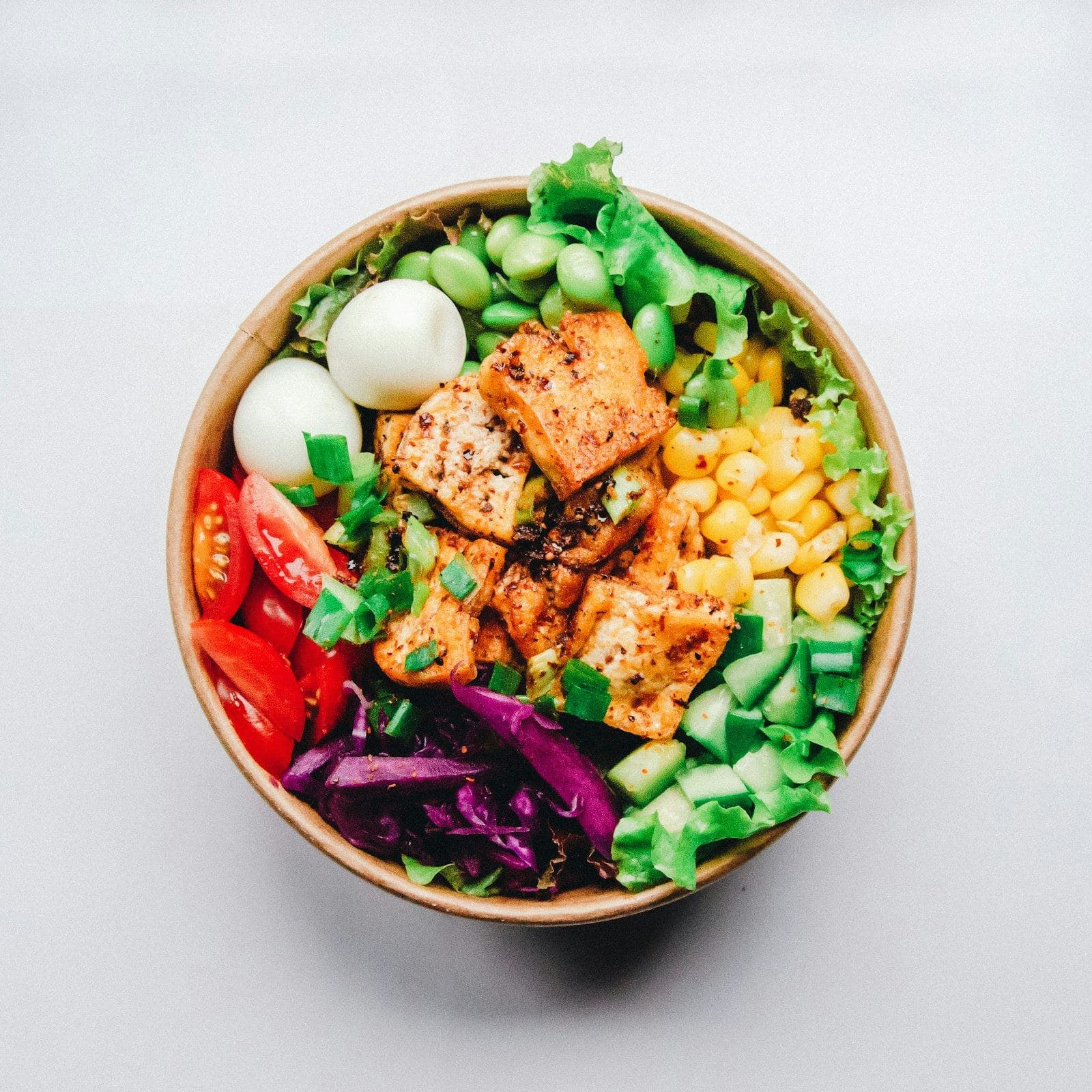 Bowl de salmón con huevo, verduras y maíz