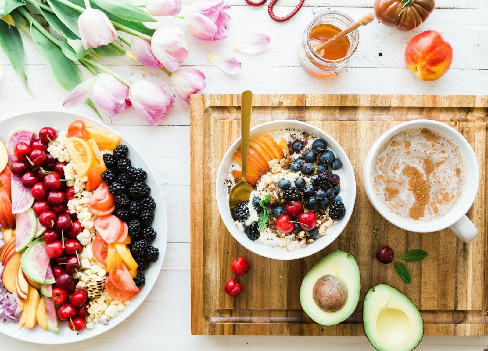 Desayuno con frutas, yogur y aguacate