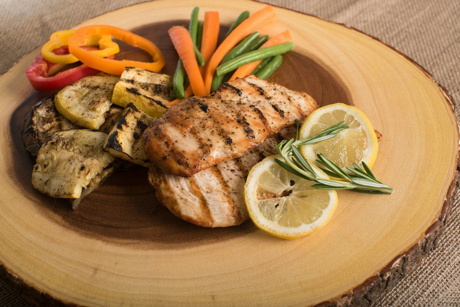 Pechuga de pollo a la plancha con verduras