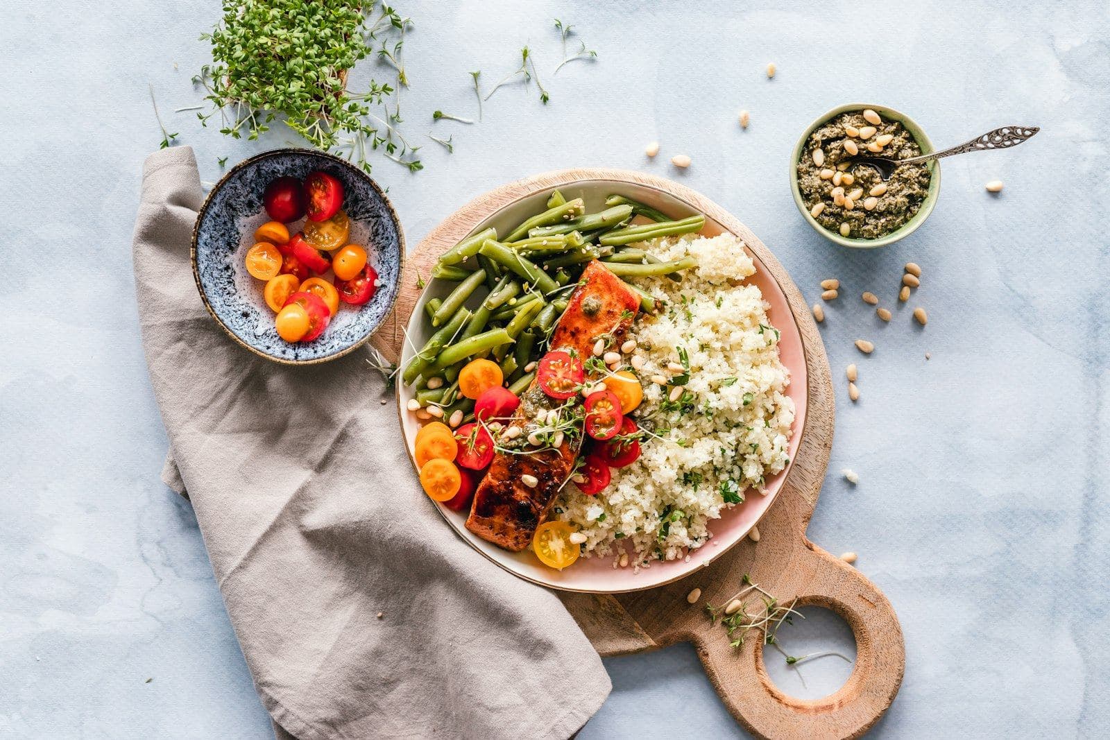 Plato de quinua con salmón y vegetales
